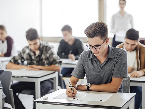 Mơ thấy bạn cùng lớp đánh số mấy, báo mộng điềm gì?