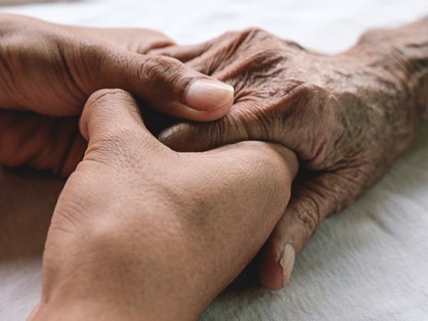 Giải mã thông điệp khi mơ thấy người thân bị bệnh