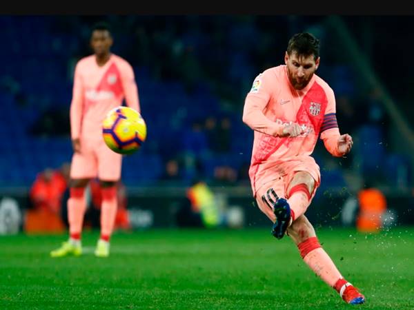 Những ưu nhược điểm của kỹ thuật sút bóng bằng lòng bàn chân