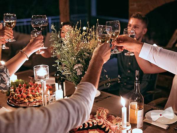 Nằm mơ thấy ăn tiệc có phải điềm báo hiệu sắp phát tài?