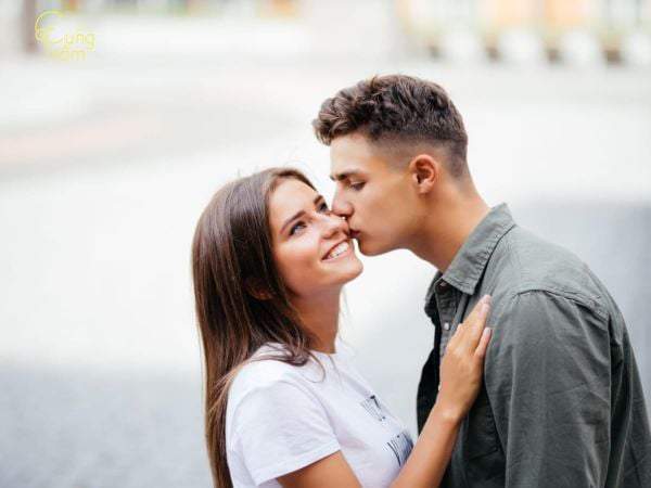 Nằm mơ thấy hôn người lạ là điềm gì và mang thông điệp nào?