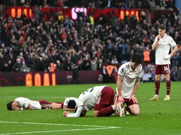 Bóng đá Anh: Arsenal gặp bất lợi trong cuộc đua với Man City