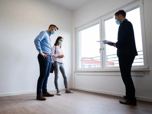 Nằm mơ thấy người lạ vào nhà điềm gì, số gì hưng thịnh?