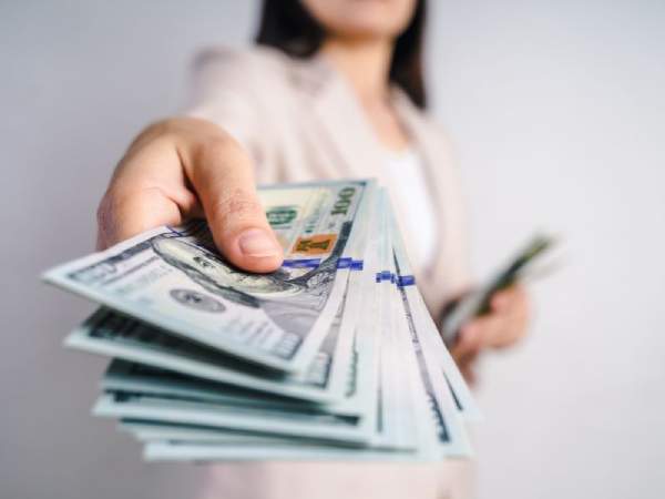 Nằm mơ thấy người thân cho tiền có điềm gì, lộc hay họa?