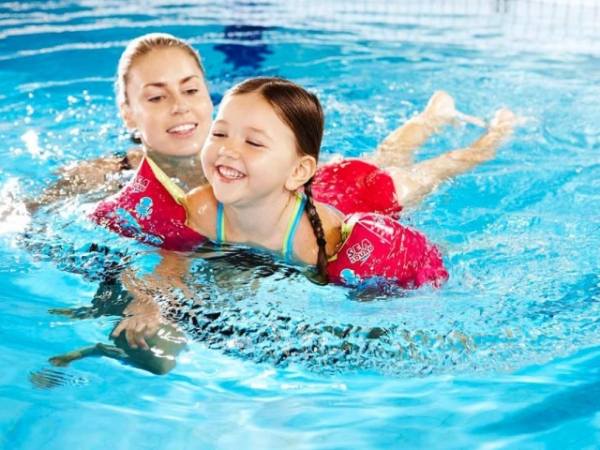 Chiêm bao thấy đi bơi cùng người thân