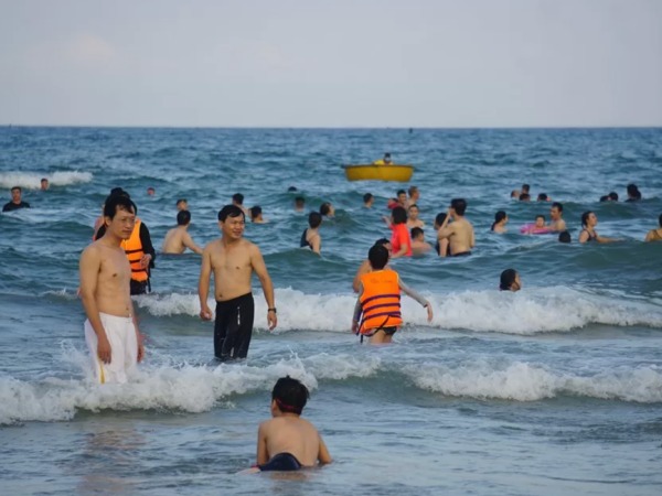 Nằm mơ thấy đi tắm biển là điềm gì, số gì mang may mắn?