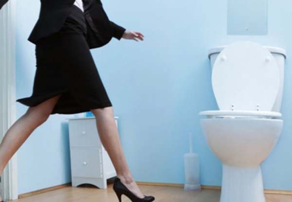 Ngủ mơ thấy đi vệ sinh nhưng bị người khác nhìn thấy